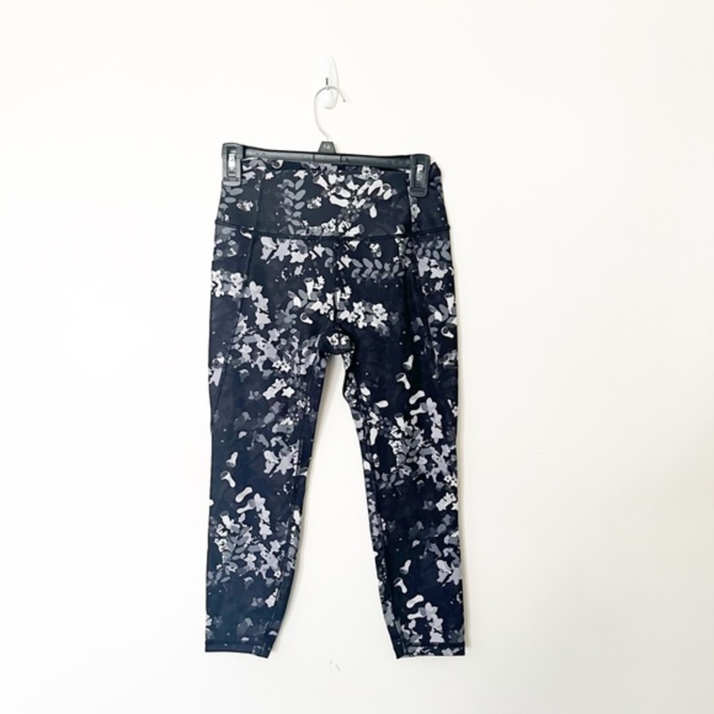 GAP FitBody Black, Grey, & White Floral Capri Leggings
